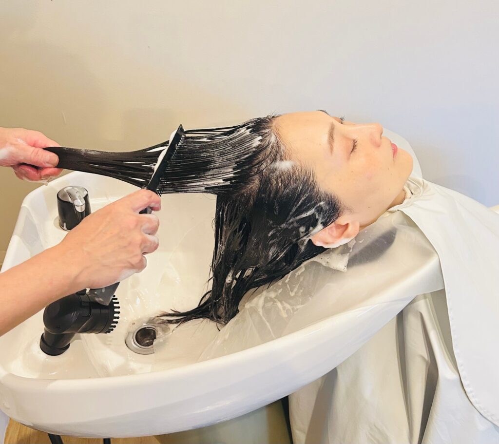 美容室careの髪質改善STEP2：素髪になった状態に、特殊な水分とたっぷりの栄養分を内部へ浸透させるケア
