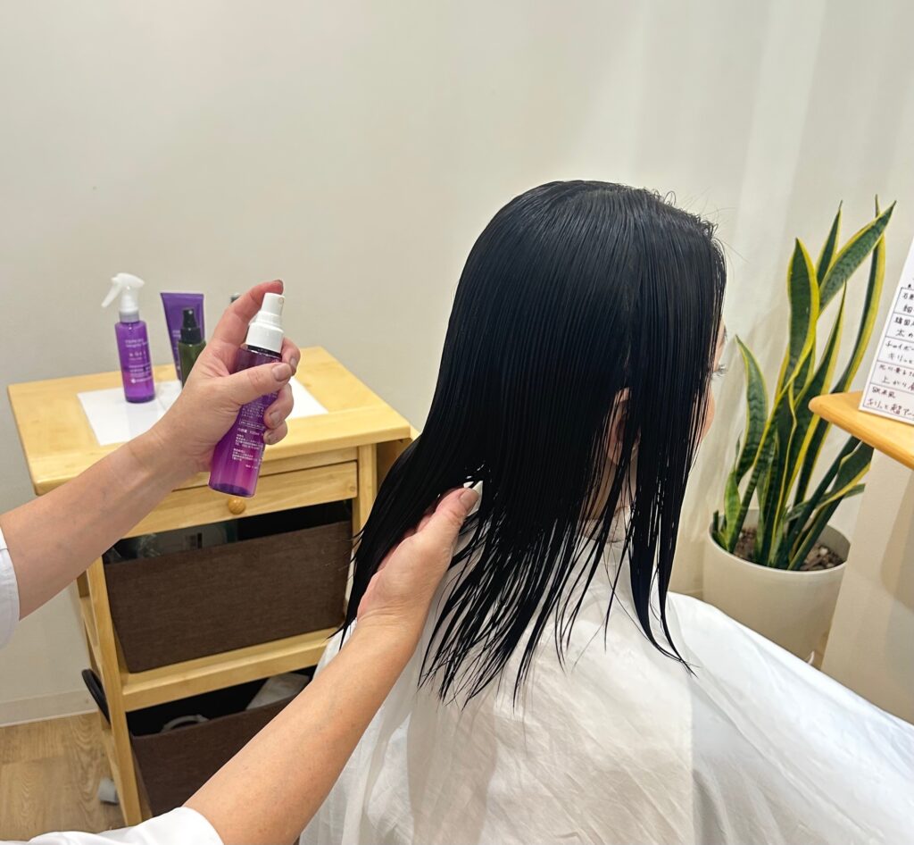 美容室careの髪質改善STEP4：ダメージを回復させ、髪の芯から潤う極上の艶髪へ導くお仕上げ