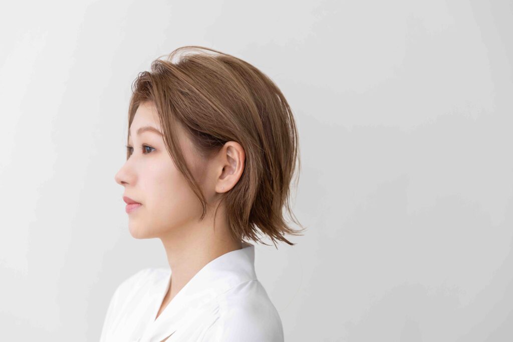 careの熟練したカット技術による理想のヘアデザイン。個性を活かした再現性の高いスタイルを提案します。
