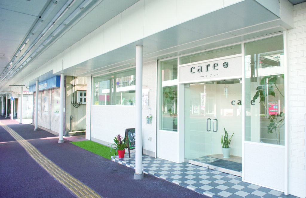 南魚沼市六日町にある美容室care(ケア)の店舗外観