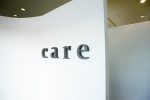 大人女性の髪の悩みを解決する南魚沼市の美容室care（ケア）の店名ロゴ