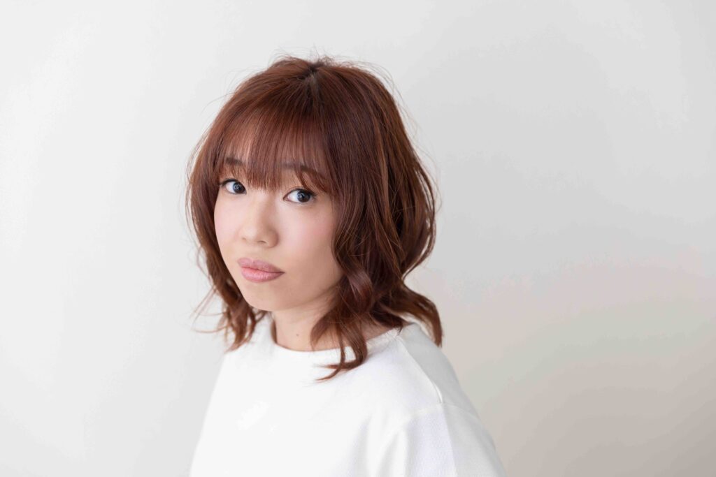 髪の生体水を守り、本来の潤いを保つ美容室careこだわりの低刺激な薬剤選定。