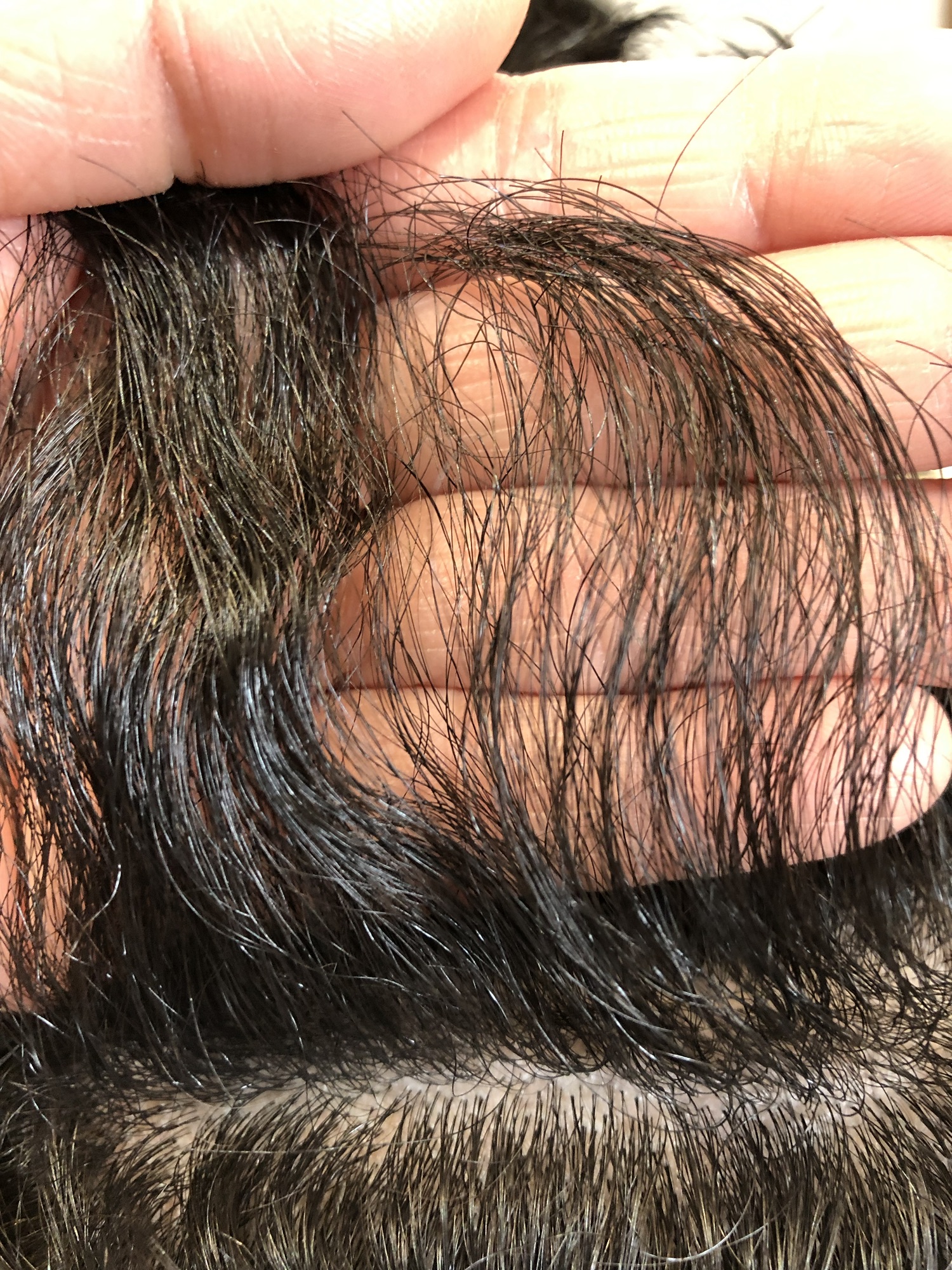 施術前の髪のクローズアップ。水分不足でゴワゴワとした質感にお悩みのお客様
