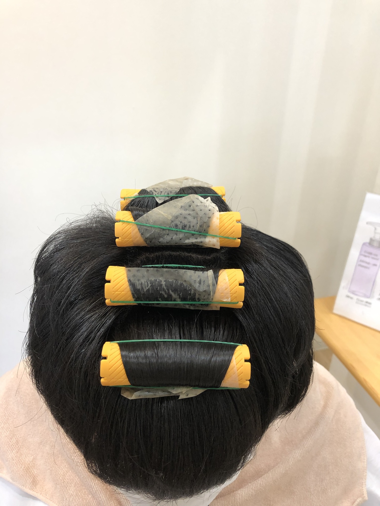 care独自の技術。ストレート工程の途中でロッドを巻き、自然な丸みを作る