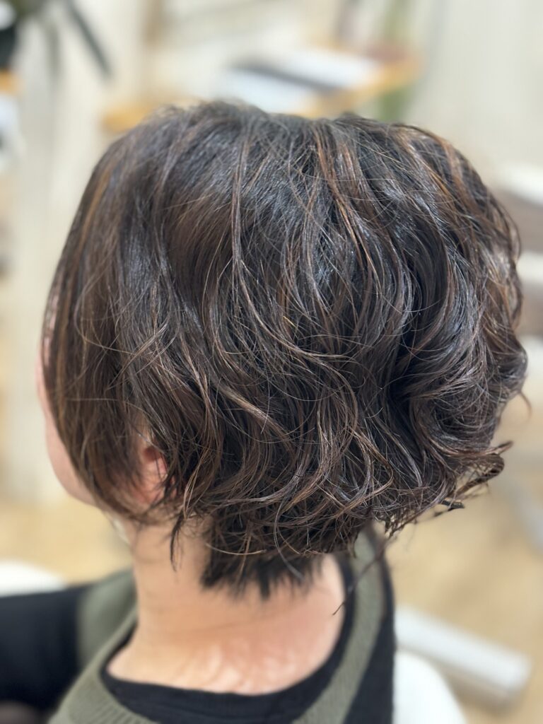 美容室careの髪質改善パーマコース。パサつきを抑え、潤いと弾力のあるふんわりとしたウェーブスタイルを実現。