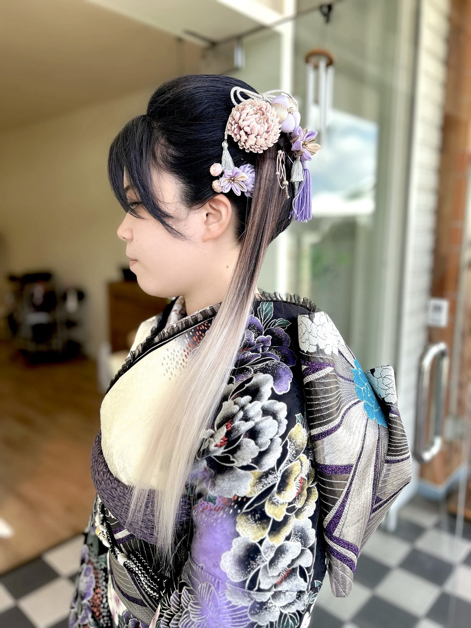 こだわりが光る成人式のヘアセット。綺麗なアップスタイルにハイトーンのロングを合わせたデザイン