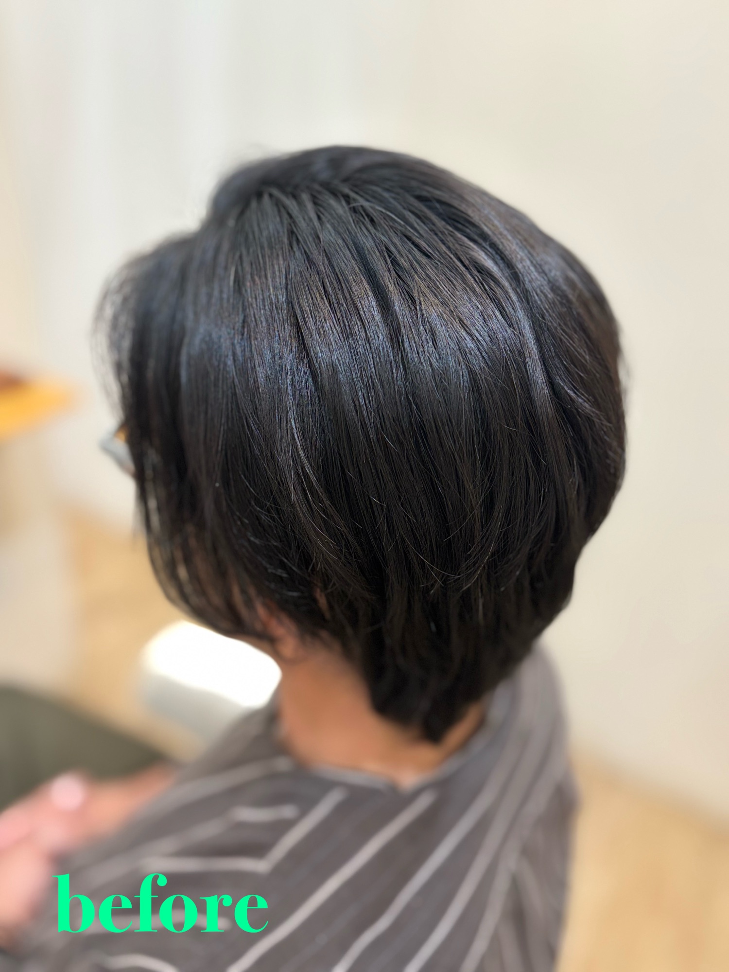 施術前の状態。襟足の癖の影響で長めのスタイルが多く、全体的に重たく伸びているメンズヘア