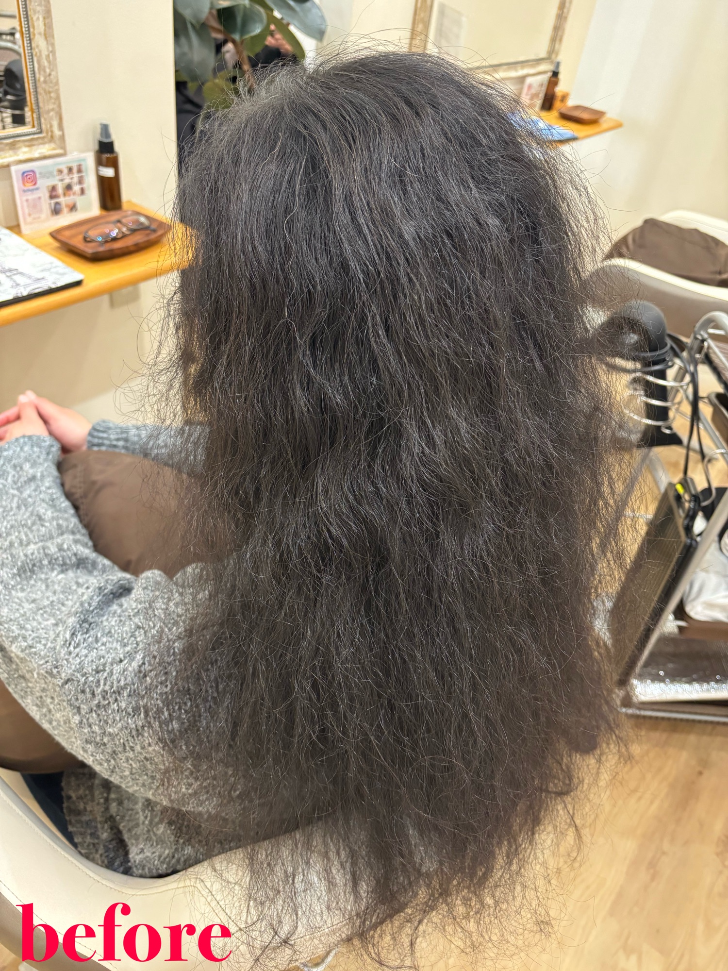施術前の状態。強い広がりとうねりがあり、これまではずっと結ぶしかなかったロングヘア
