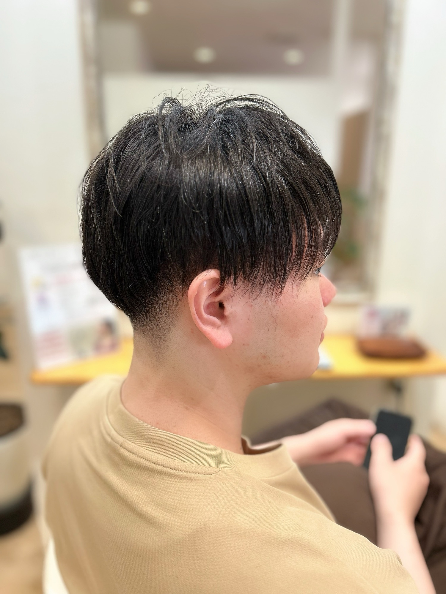 分け目をなくすことでサイドのふくらみを抑えた、骨格カバーの爽やかショートボブ