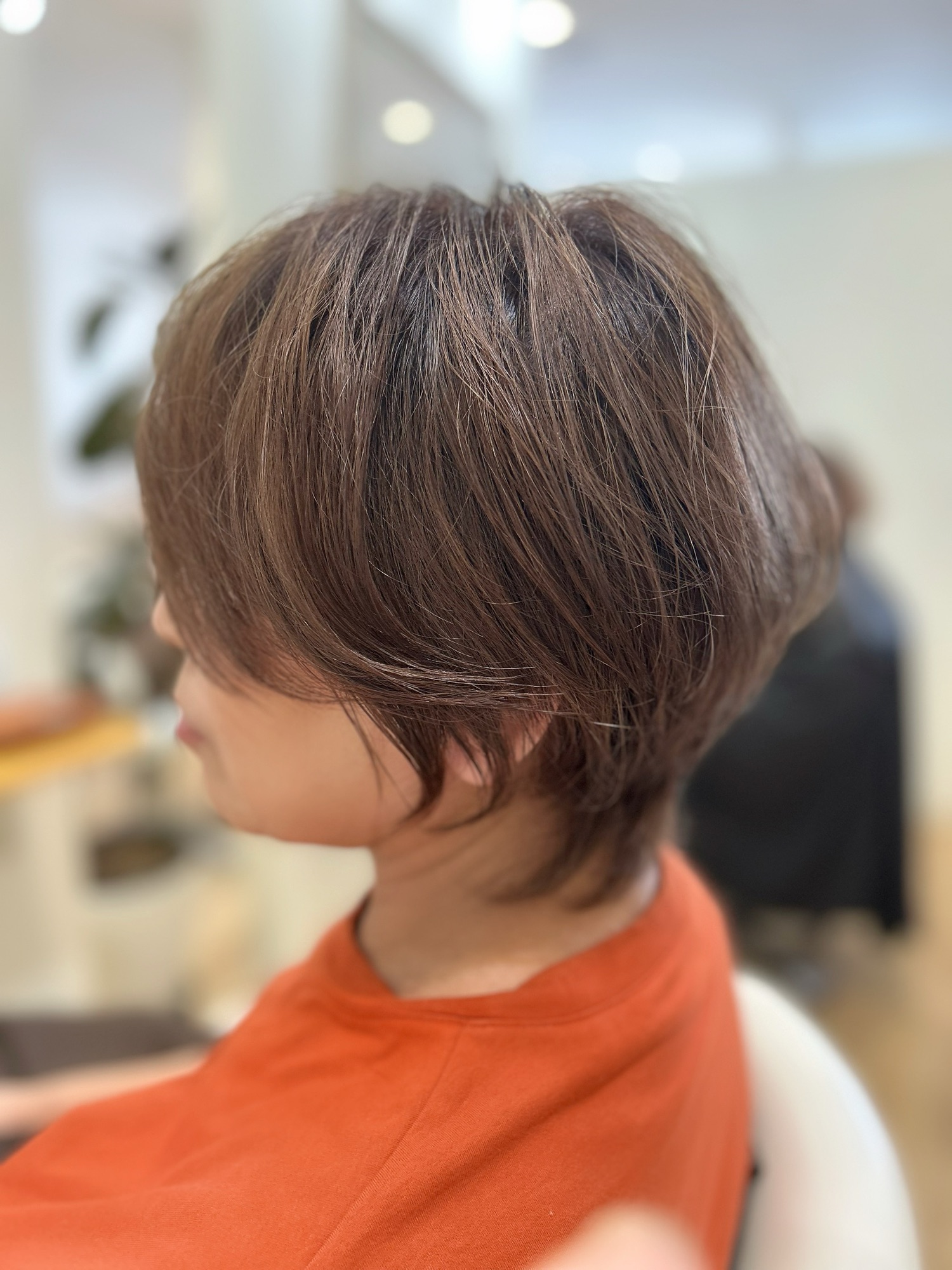 ハチ張りをカバーし、立体感のあるひし形シルエットに仕上げたショートヘアのサイドビュー