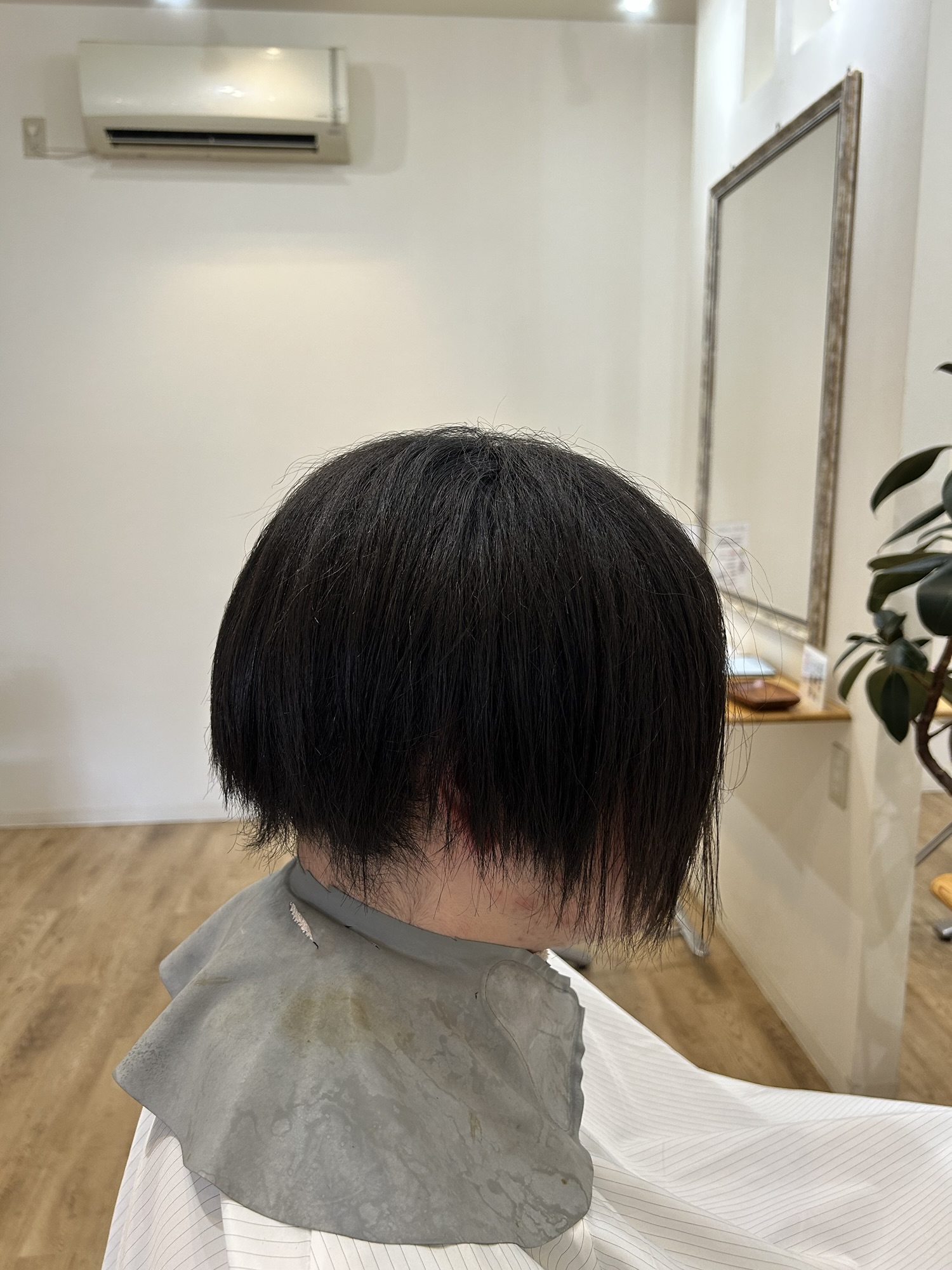 施術前の状態。あごまで伸びて重たくなり、毎日のアイロンが欠かせないクセ毛のボブスタイル