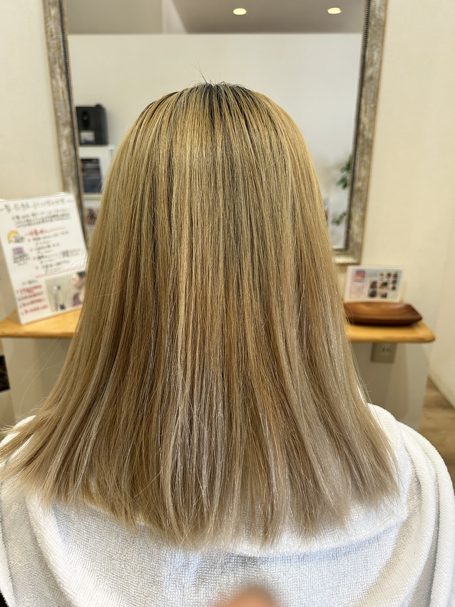 施術前の状態。何度かのブリーチ履歴があり、残留色素が残っているボブヘア