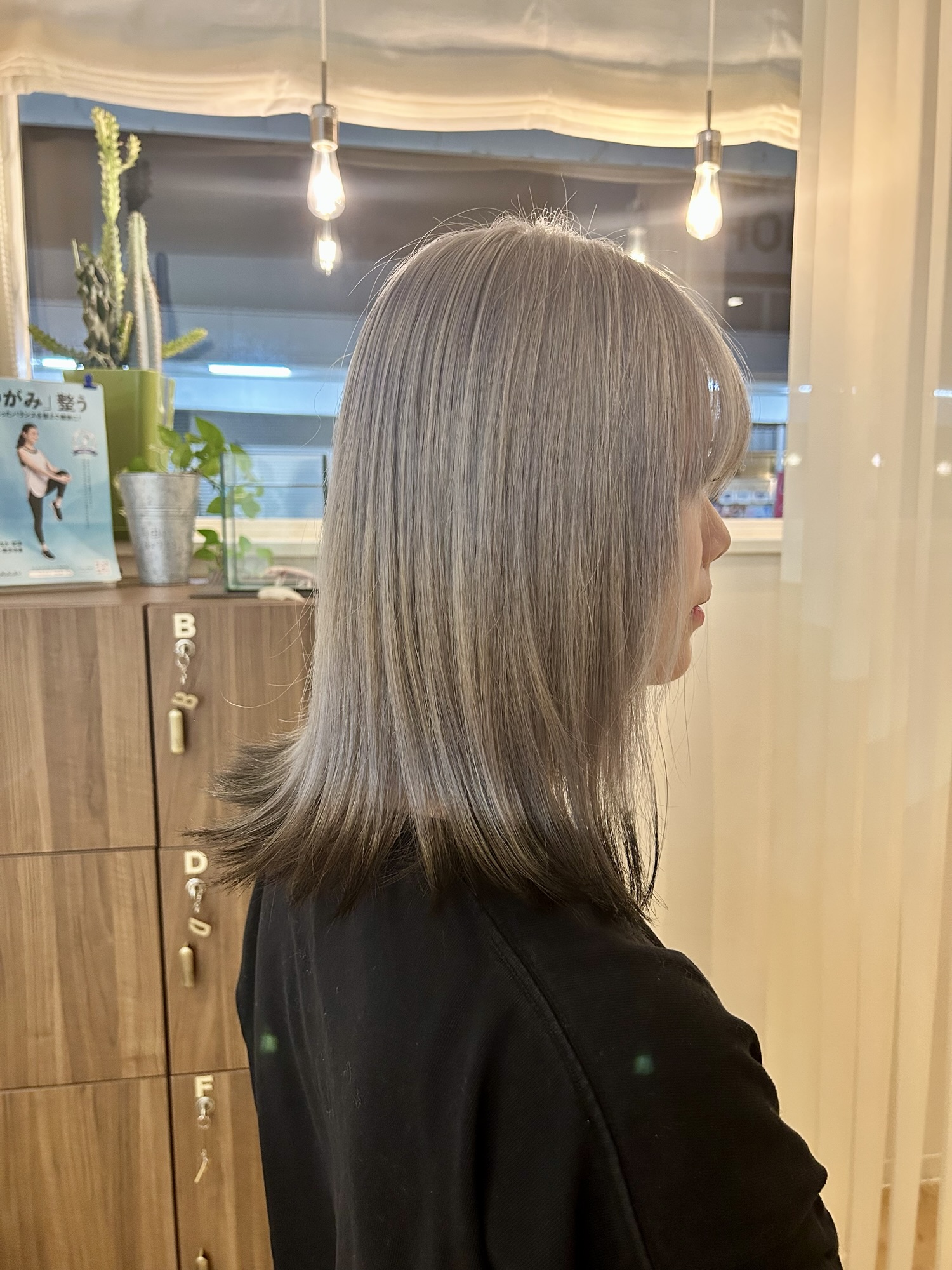ワンブリーチで仕上げた透明感シルバーと、アクセントの黒ディップカラーのコントラスト
