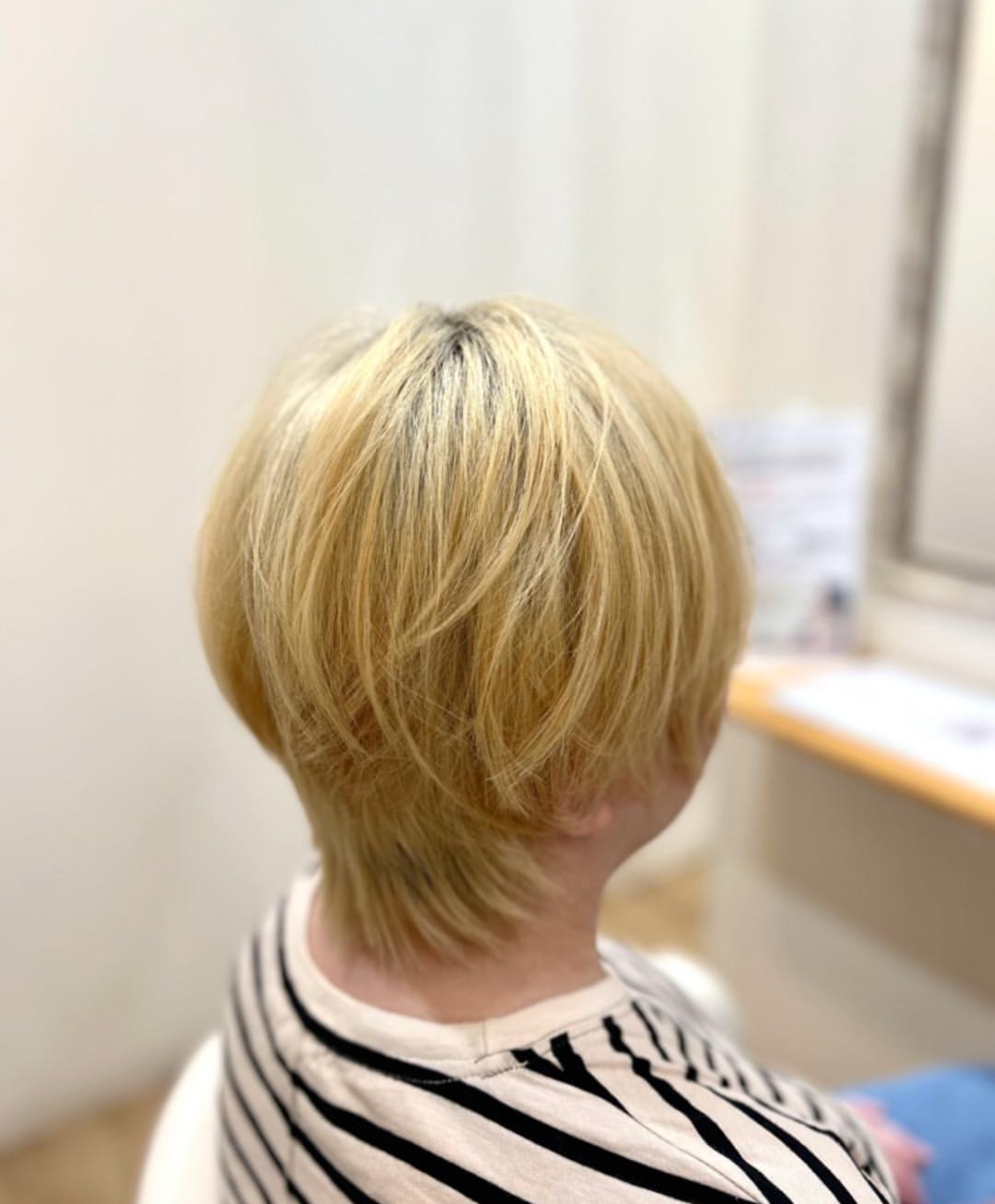 careシルクストレート施術後。ダメージを抑えながらハリコシを出し、ナチュラルな動きを叶えたバックスタイル