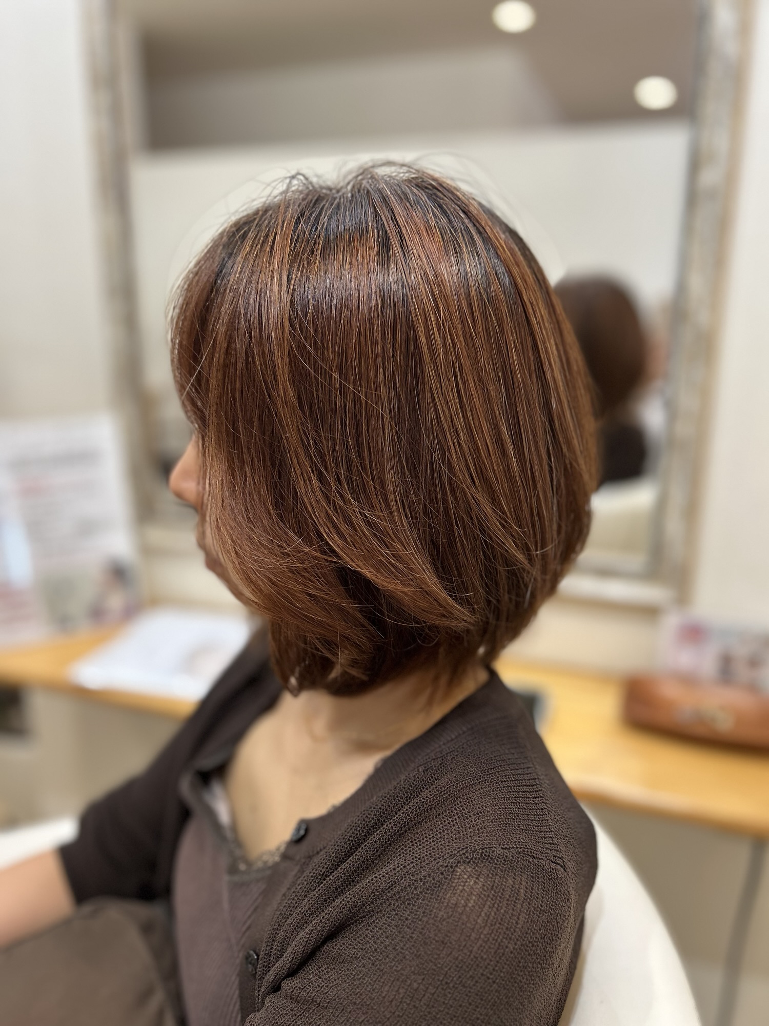 フロントを頬骨あたりでカットし、横から見ると流れるような美しいグラデーションボブの仕上がり