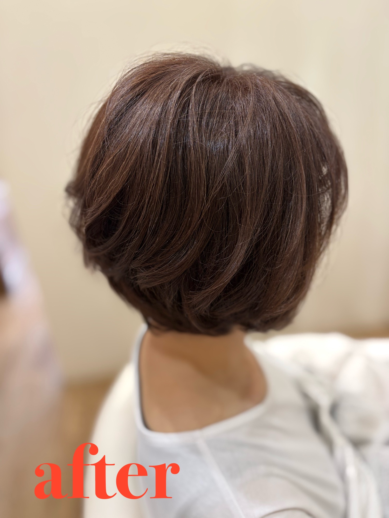 髪質改善カラーリングにより、チリつきが消えてふんわりとした美しいツヤが戻った仕上がり
