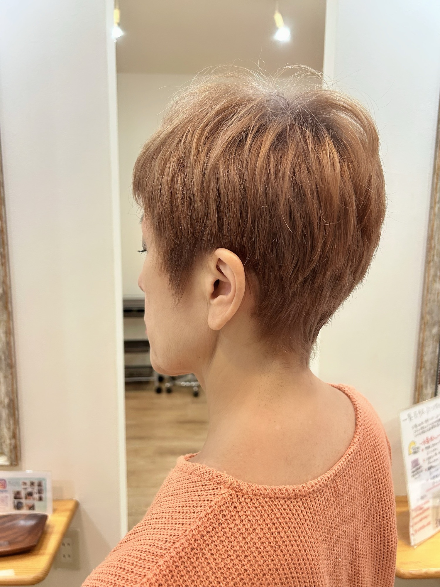透明感のあるペールカラーで肌もトーンアップした、大人のショートスタイル