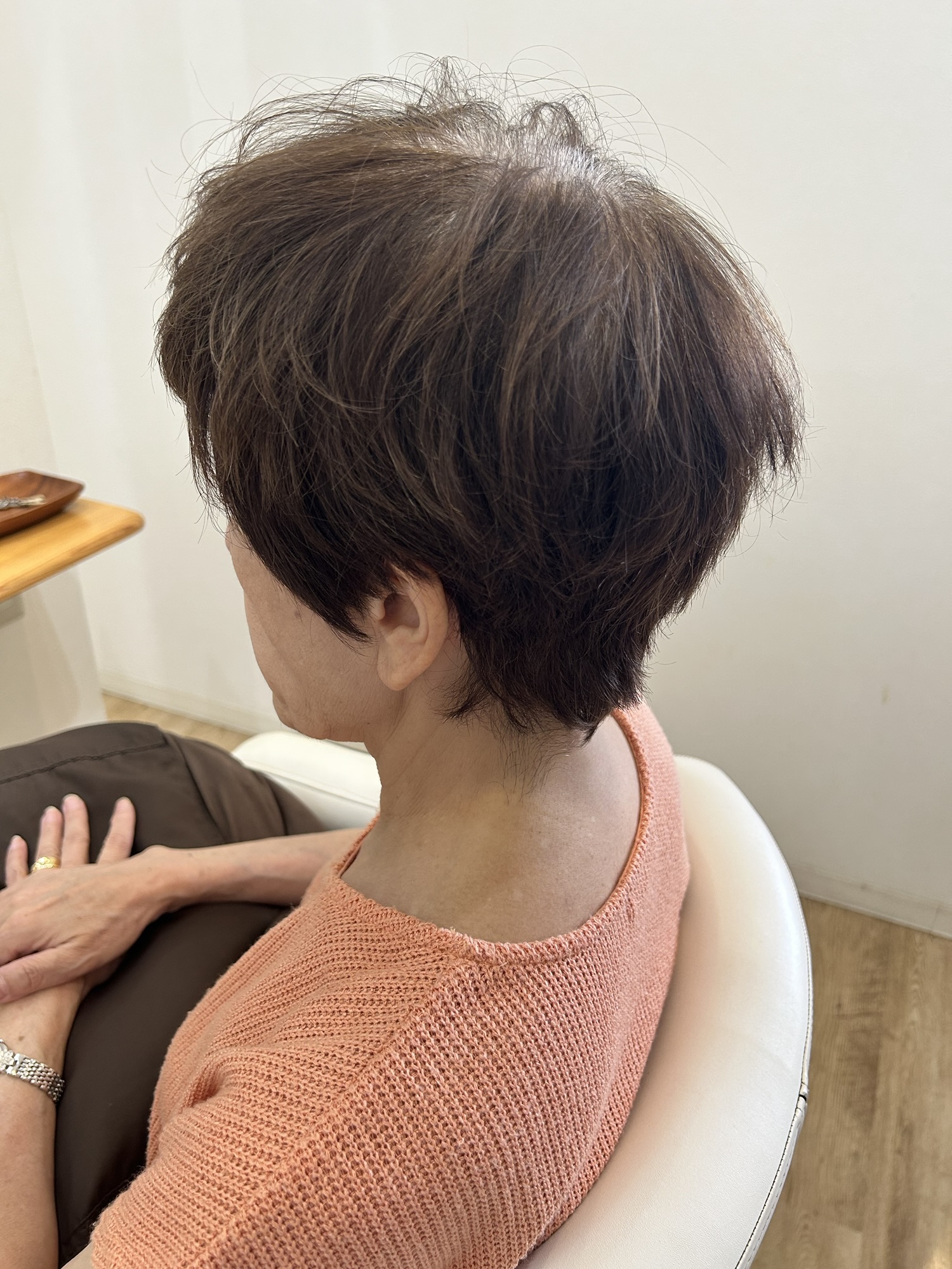 施術前の状態。白髪染めで暗くなり、伸びてきた根元の白髪が気になりやすい状態