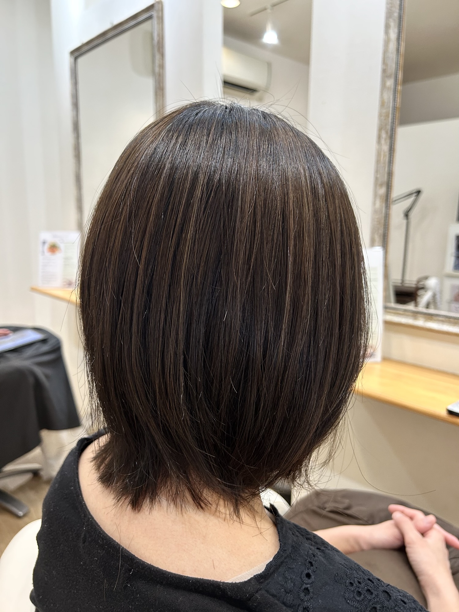 ハイライトとベージュのトリートメントカラーで、立体感と柔らかさを出した大人の白髪カバーカラー
