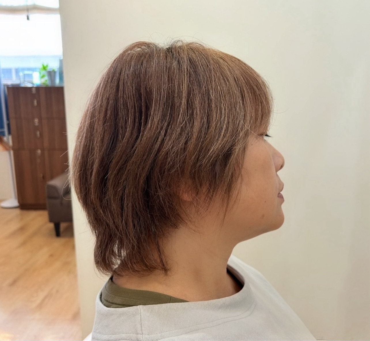 施術前の状態。ショートボブが伸びて後頭部に重さが出て、シルエットが下がって見えやすい状態
