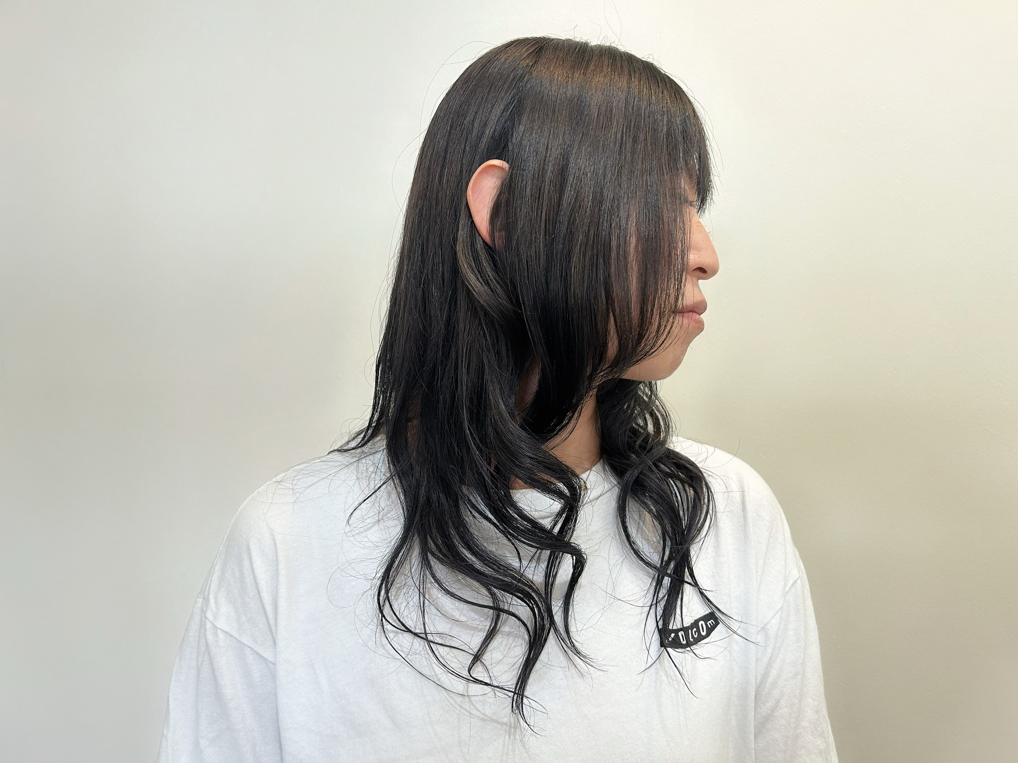顔まわりのデザインとレイヤーで動きをプラスし、華やかさを引き出したロングスタイル