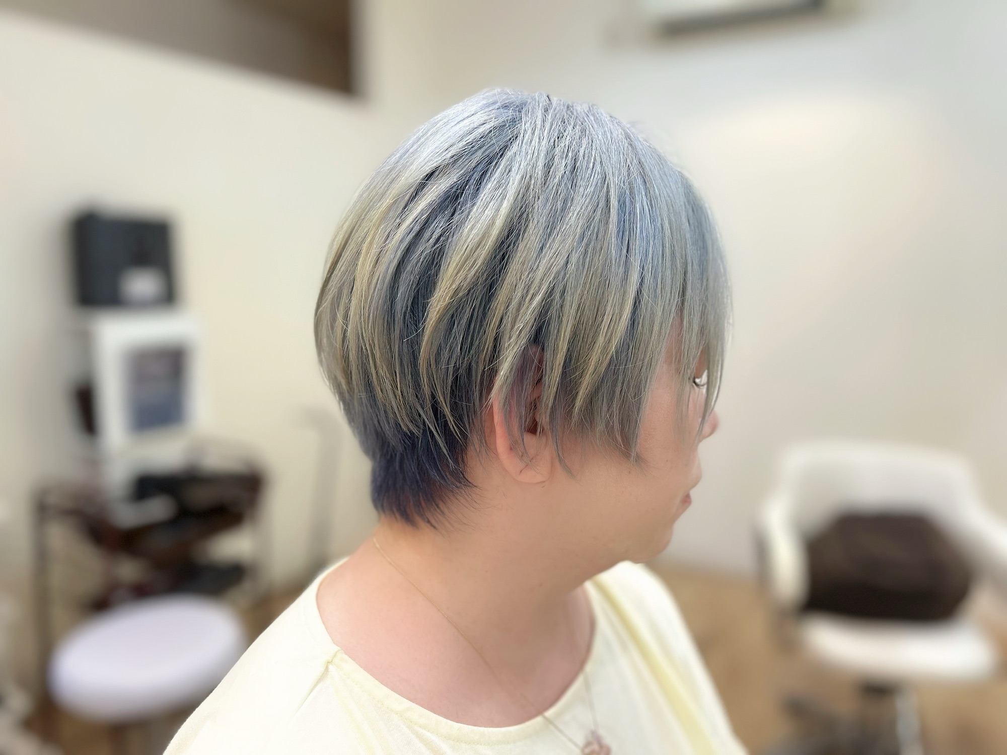 毛先にシルバーブルーを重ねた、透き通るような極上の透明感を引き出したアイスブルーカラー