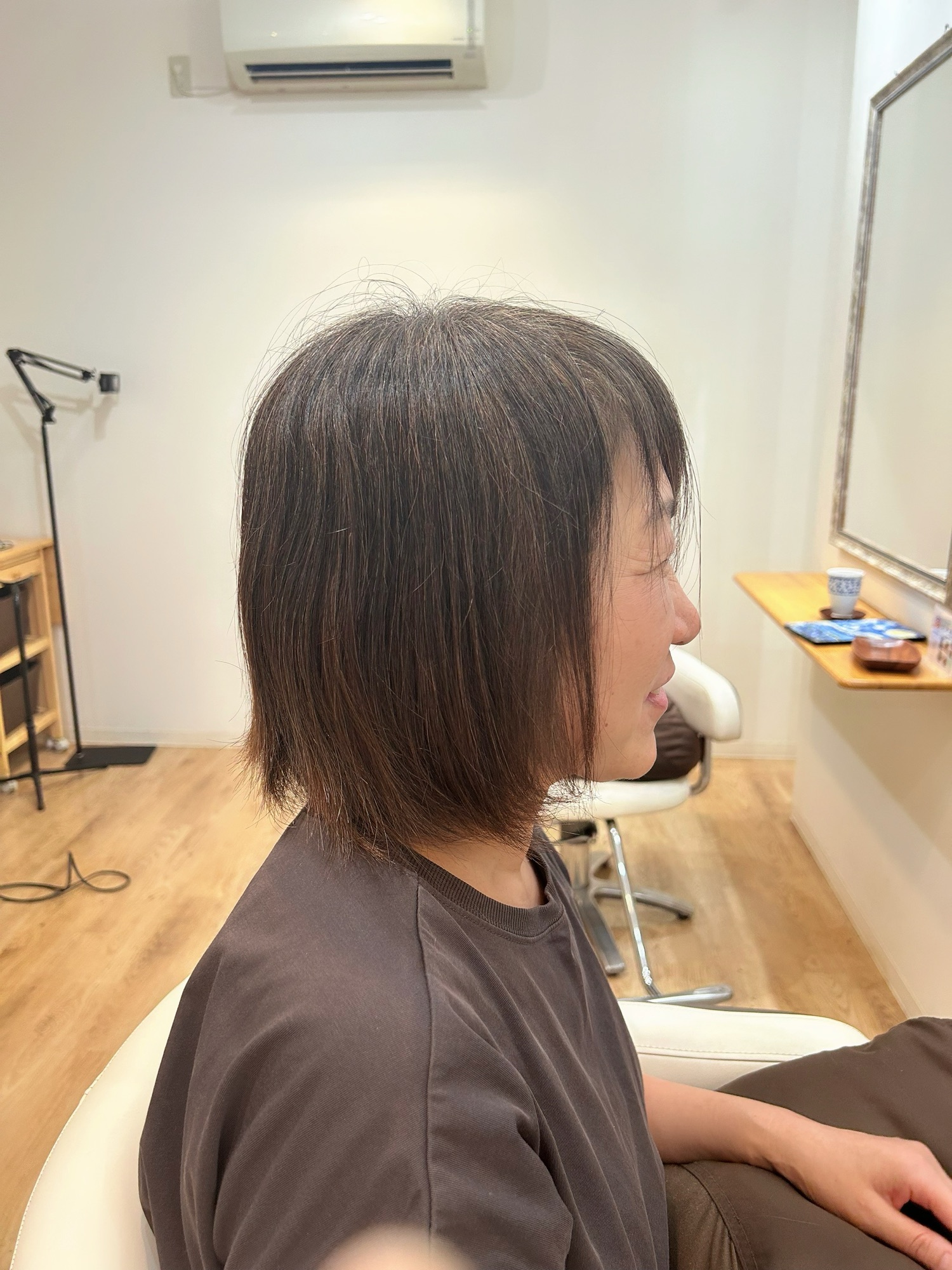 施術前の状態。肩まで伸びて重たくなり、シルエットが四角く見えてしまっているボブスタイル