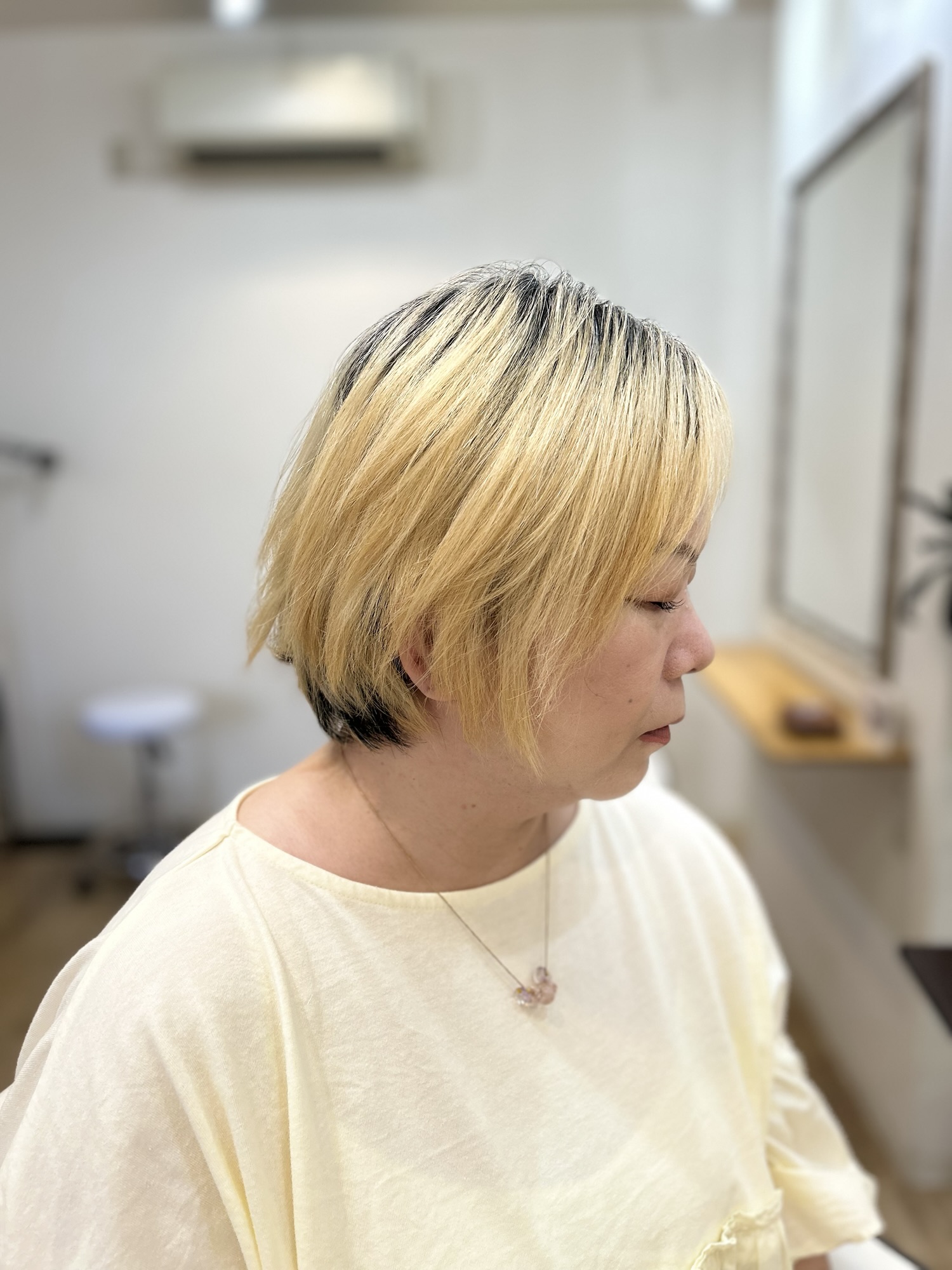 カラー塗布前のブリーチベースの状態。白髪と馴染ませるための明るいベース作り