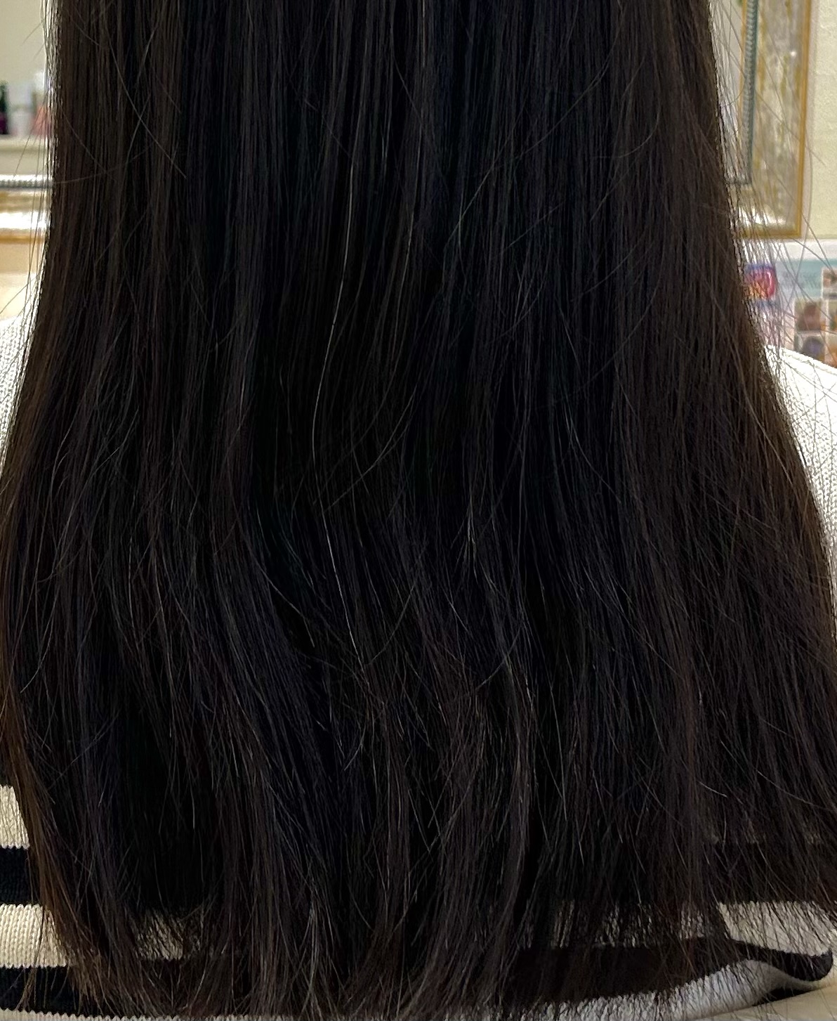 施術前の状態。クセによる広がりや、まとまりにくさ・ツヤ不足でお悩みのロングヘア