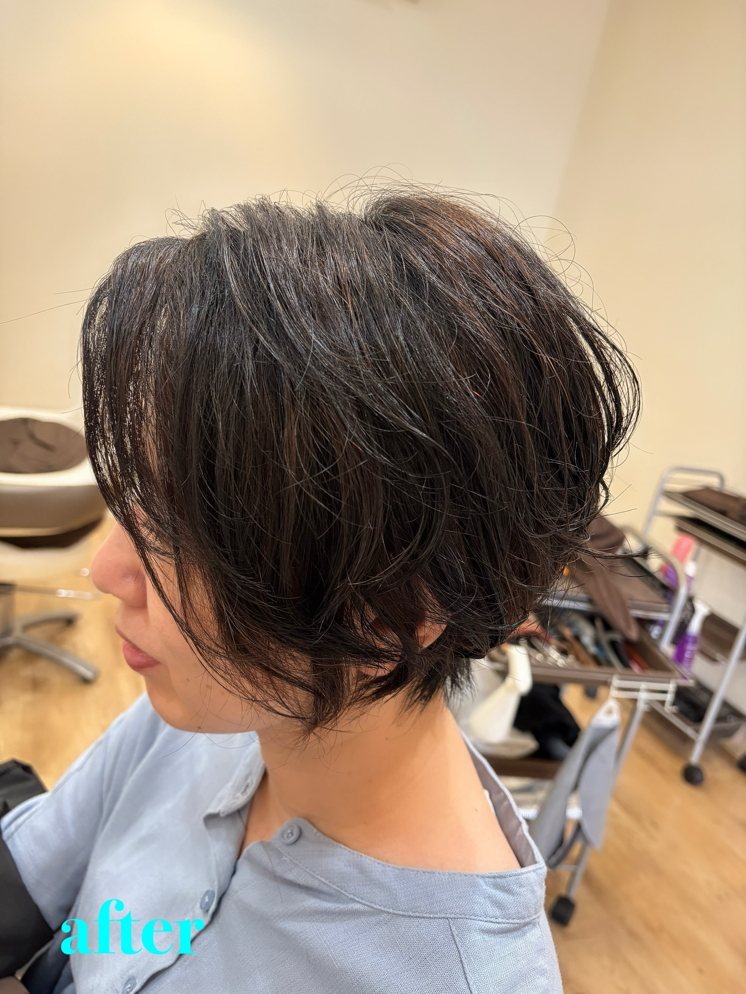 カットでシルエットに立体感と奥行きを引き出した、伸ばしかけでも綺麗にまとまるショートボブ