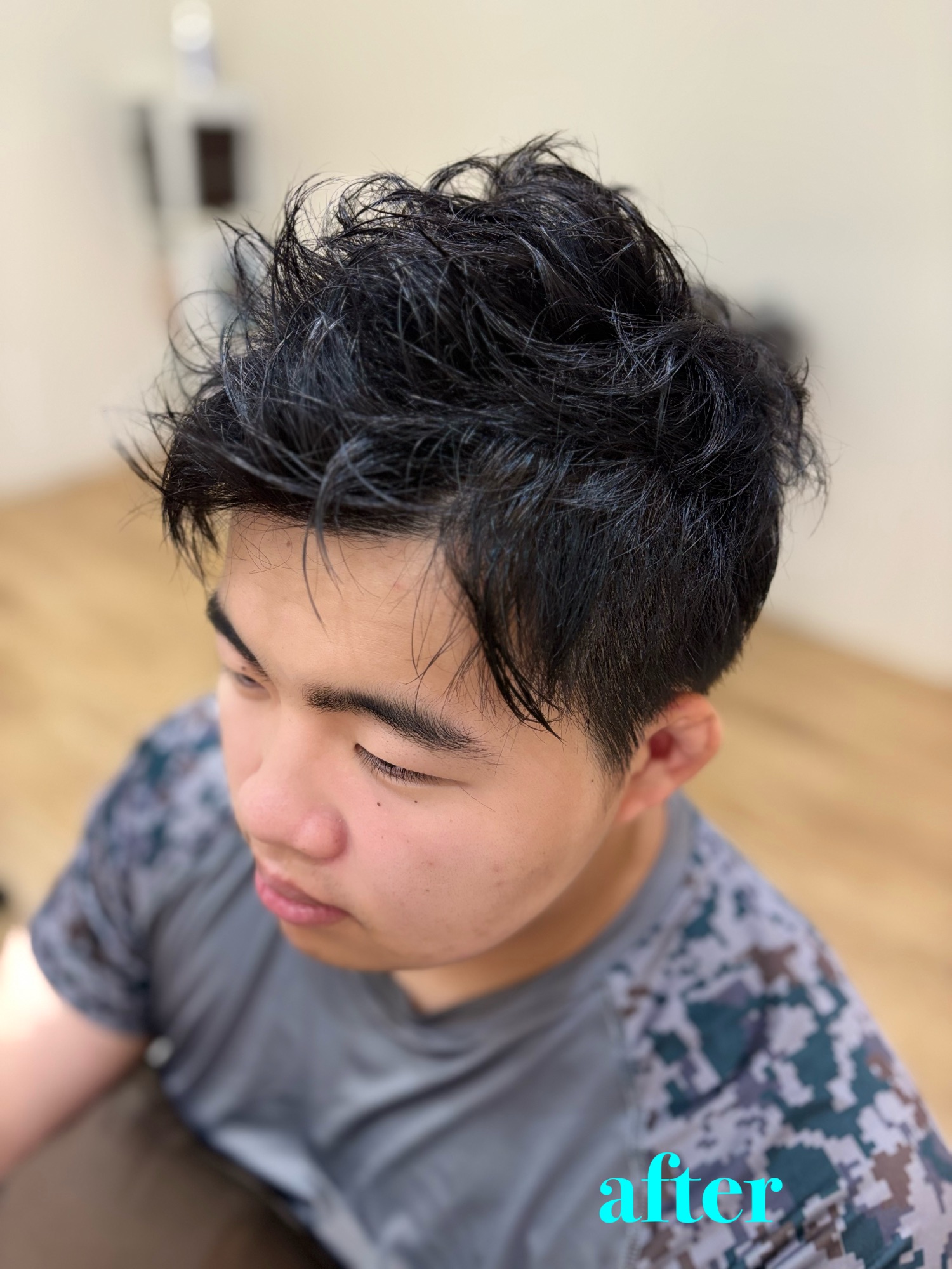 全体の長さを残しつつ、バランスを整えて爽やかに仕上がったメンズ長めショート