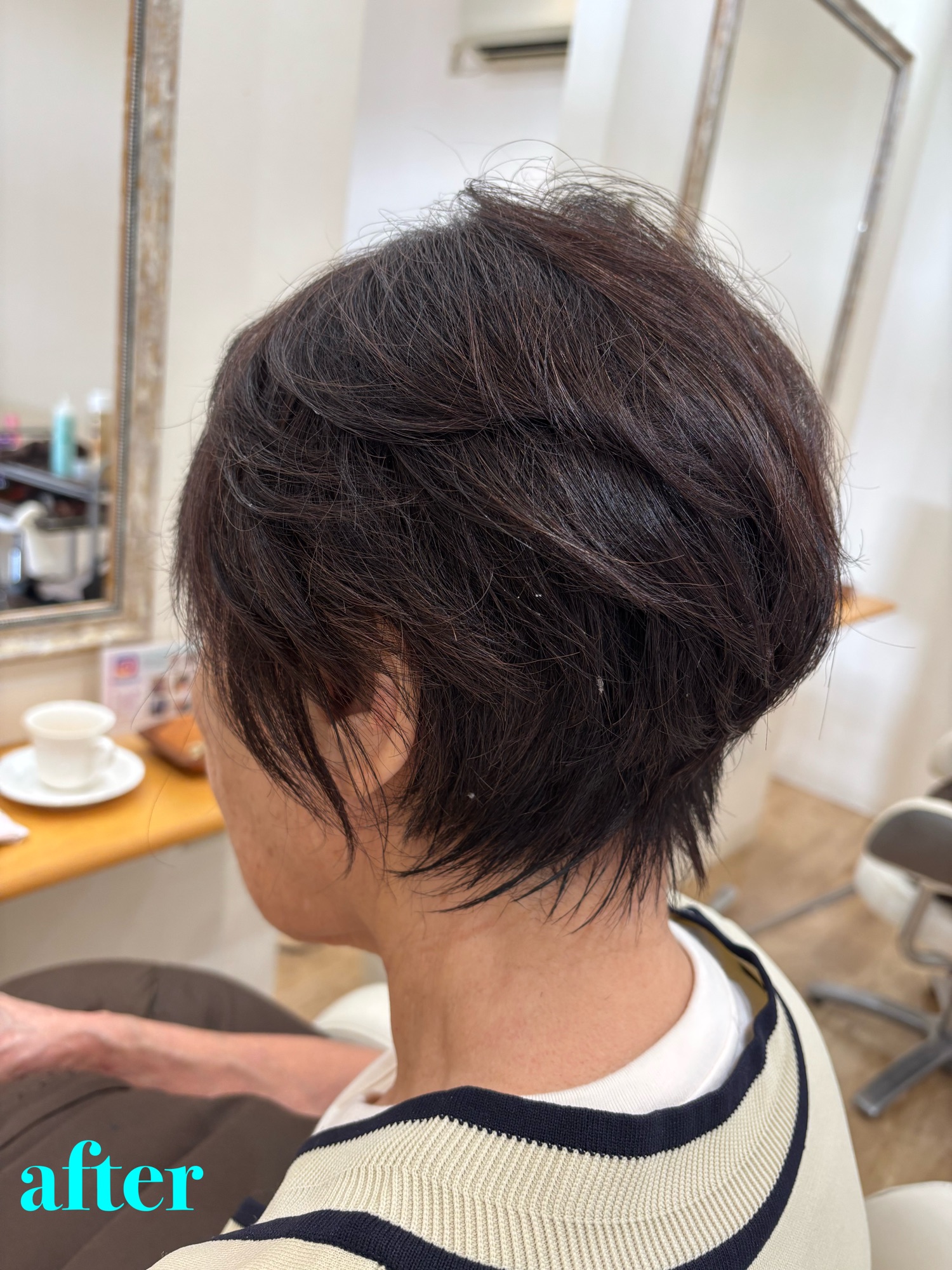 柔らかなピンクベージュの色味と、首元がすっきりと美しくまとまったショートシルエット