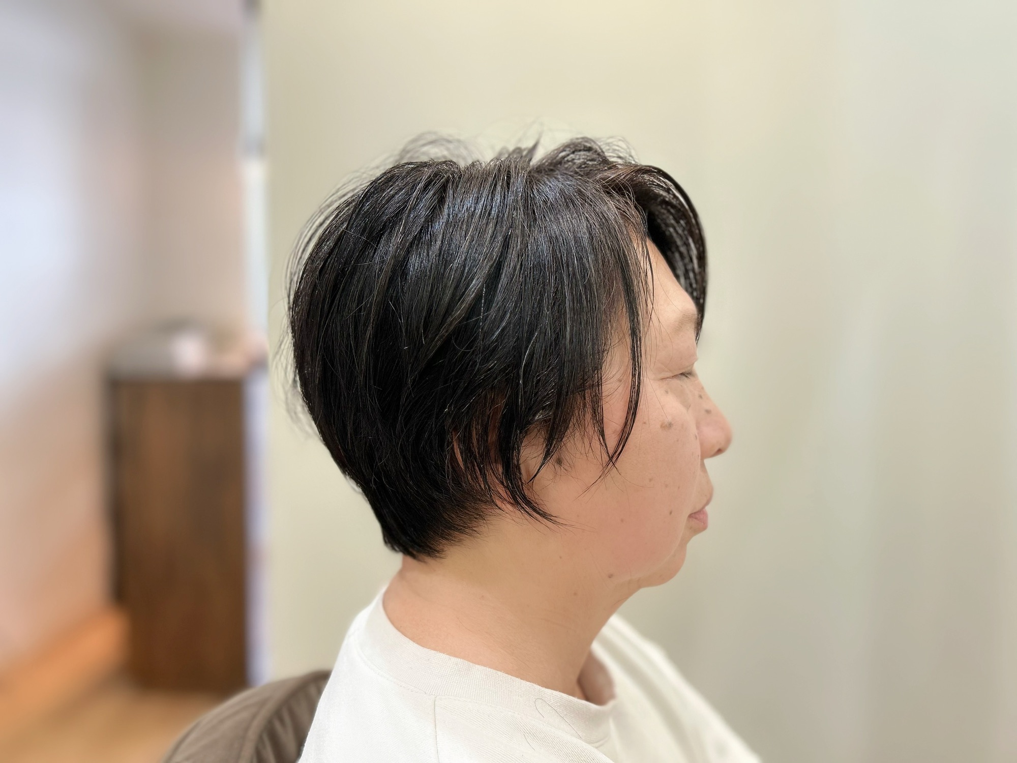 シルエットを引き締め、首元がスラッと美しく見えるようになった仕上がり