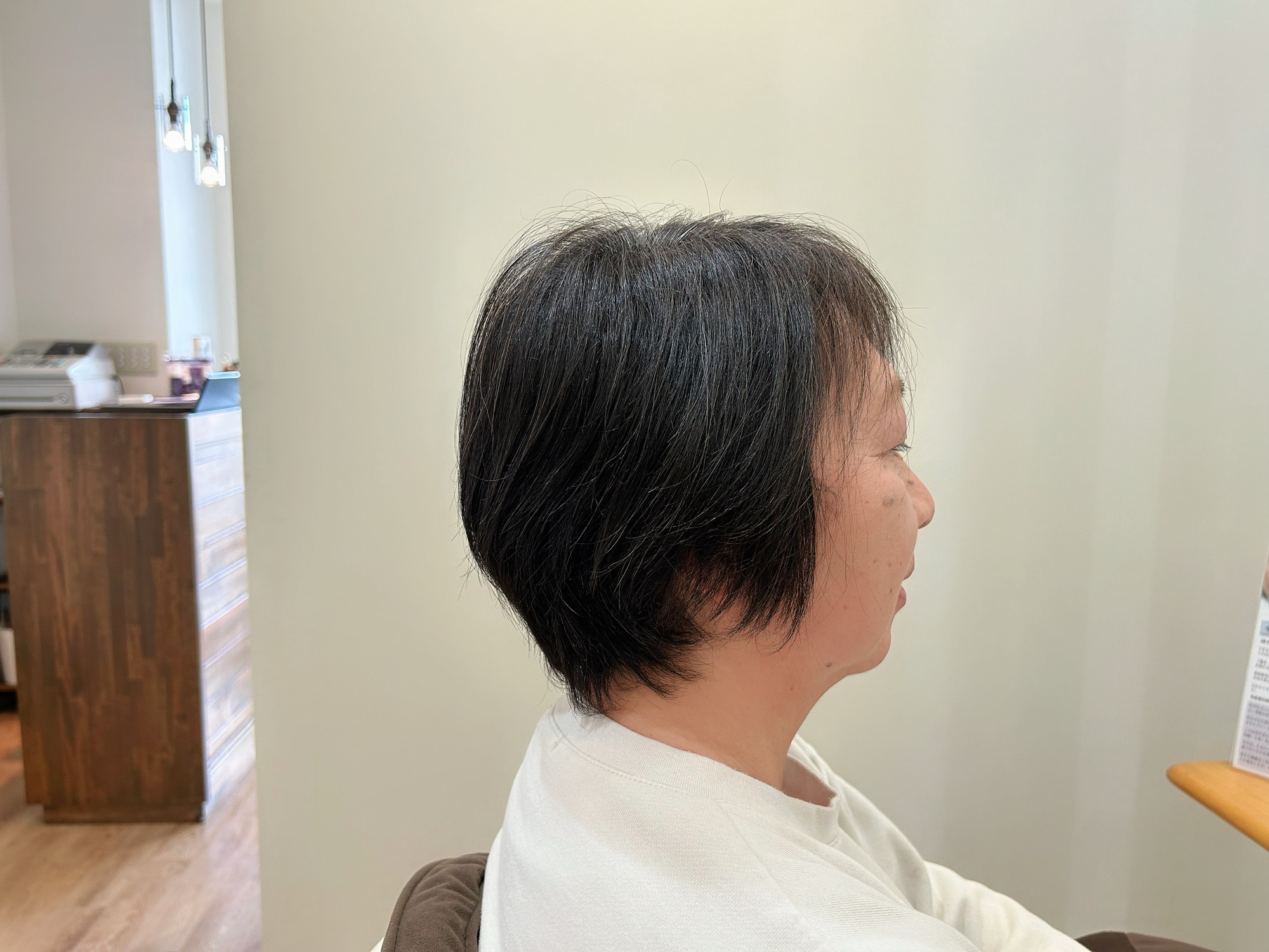 シルエットを引き締め、首元がスラッと美しく見えるようになった仕上がり