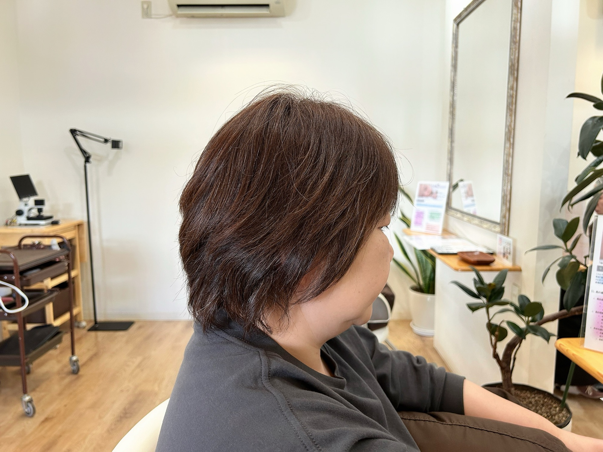 髪のハリを活かし、ムースで束感と軽やかな動きを出したショートウルフのバックスタイル