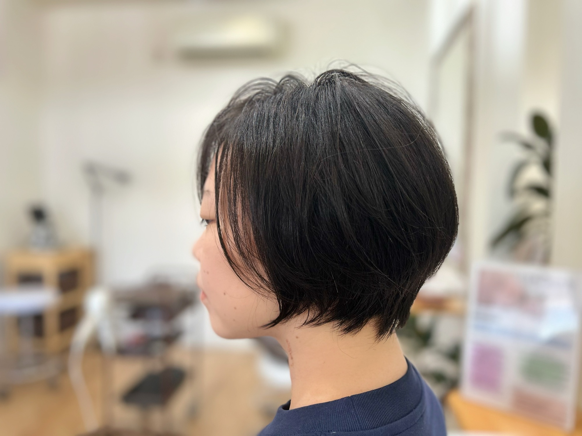襟足をタイトに引き締めた、エレガントにもカジュアルにも似合う前下がりグラデーションボブ