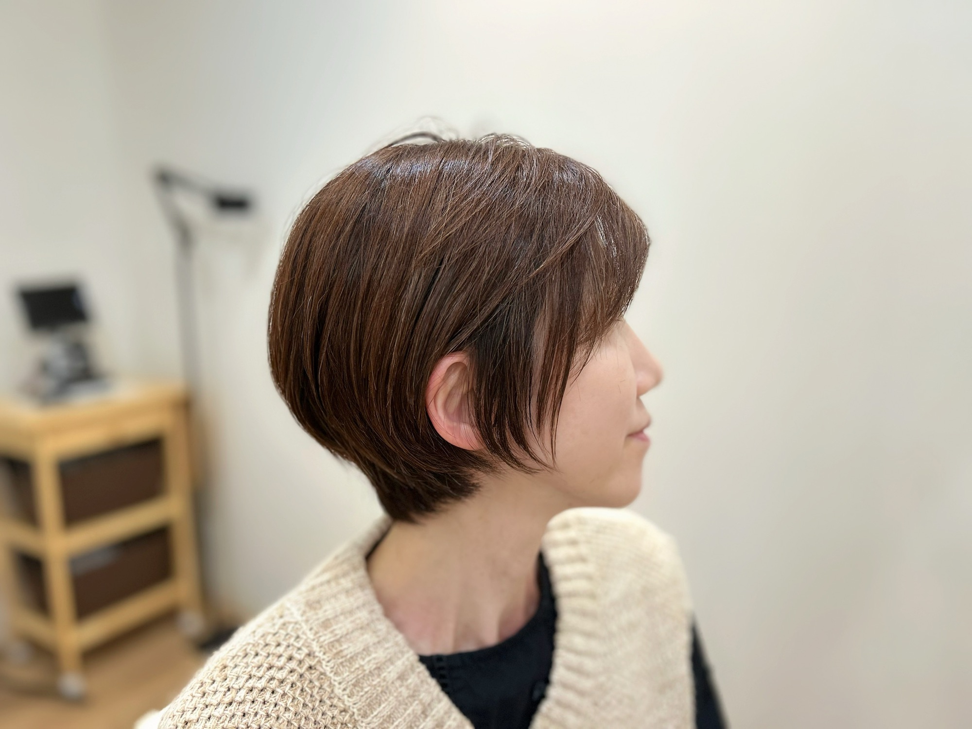 耳掛けアレンジも綺麗に決まる、顔まわりにシャギーを入れて軽さを出したショートボブ