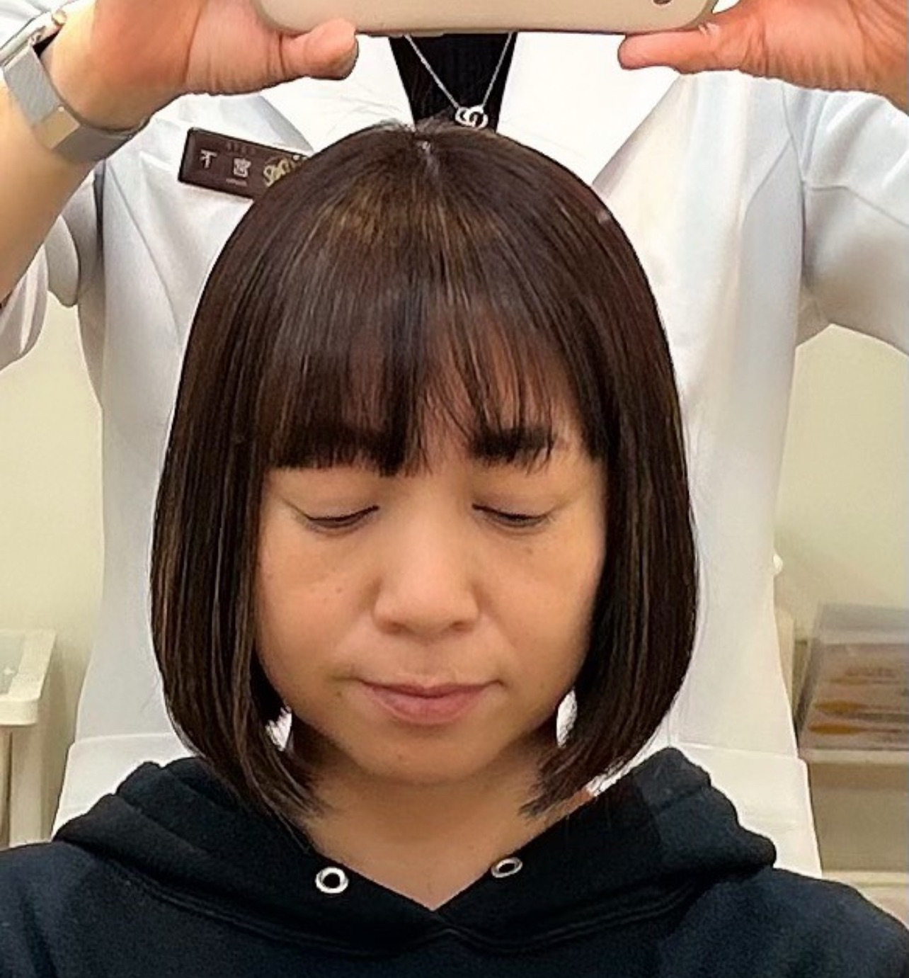 厚めの前髪と顔まわりの丸みで、可愛らしさと上品さを引き出したツヤツヤのボブ