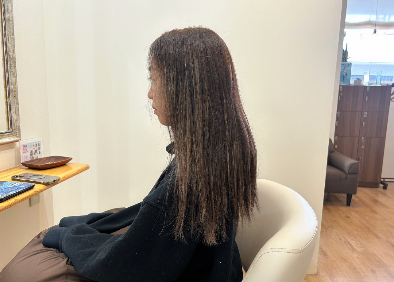 施術前の状態。約1年ぶりのカットで、サーフィンによる紫外線ダメージやパサつきがあるロングヘア