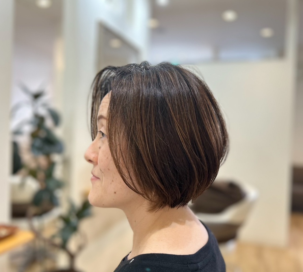 シルクストレートで自然なツヤとまとまりを出した、大人の前下がりボブ