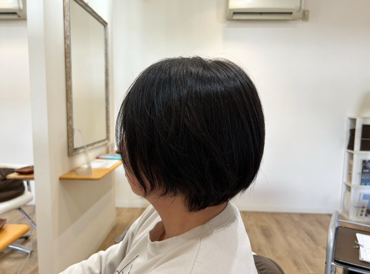 施術前の状態。伸びてきて全体の厚みや重たさが気になり始めたボブスタイル