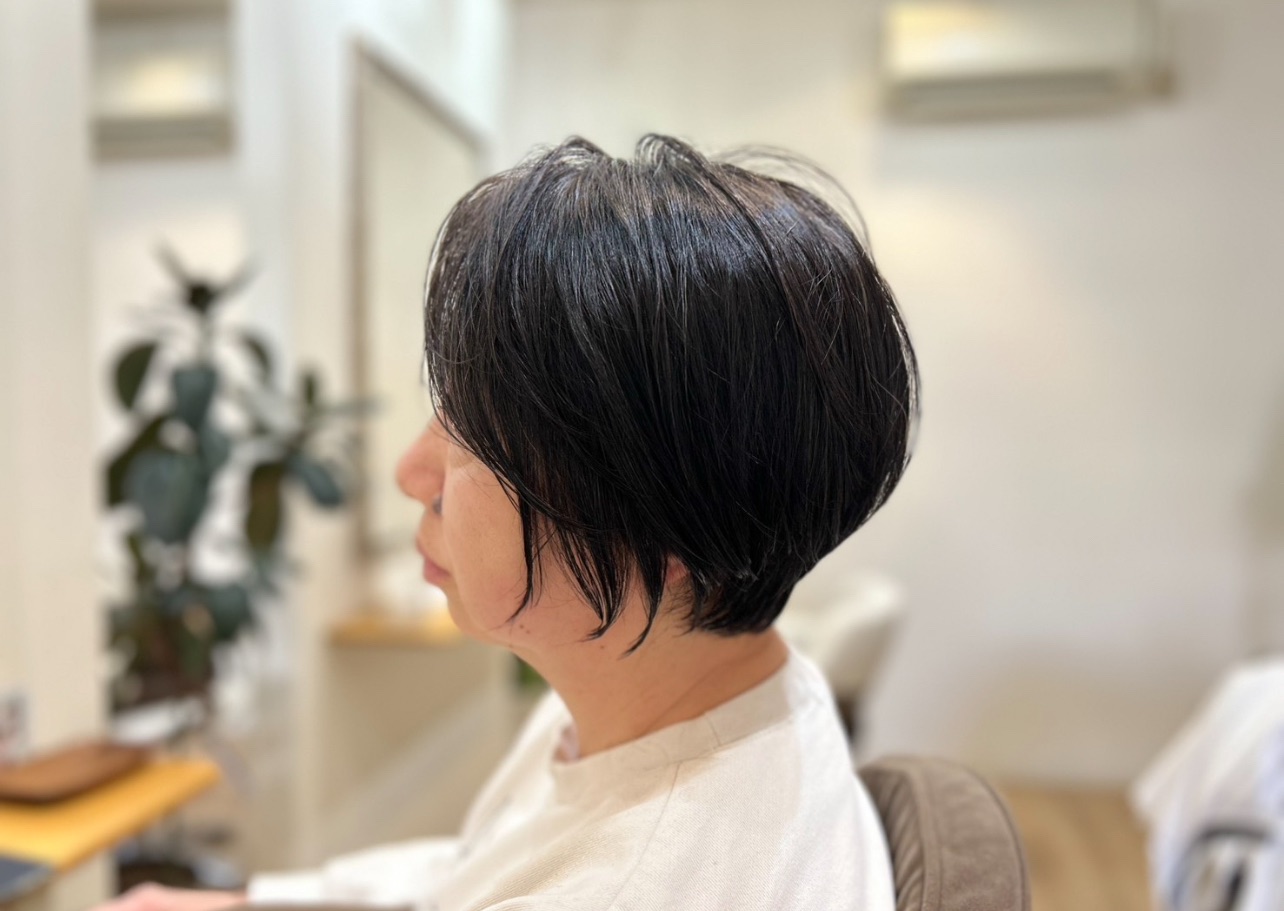 毛先にシャギー感をプラスし、軽やかな動きを出したショートボブ（南魚沼市 美容室care）