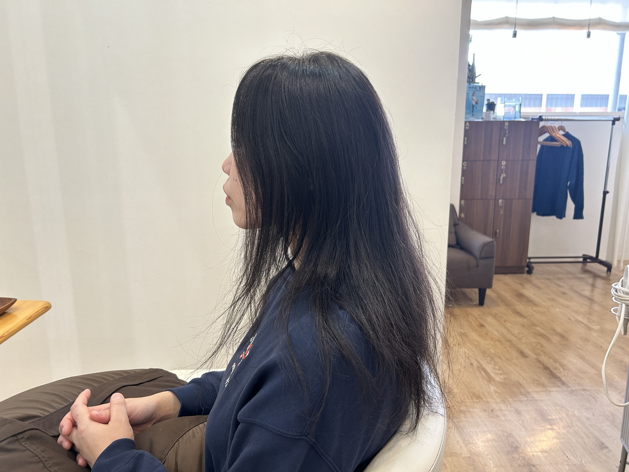 施術前の状態。長く束ねていた負担により、髪のチリつきやパサつきが出ているロングヘア
