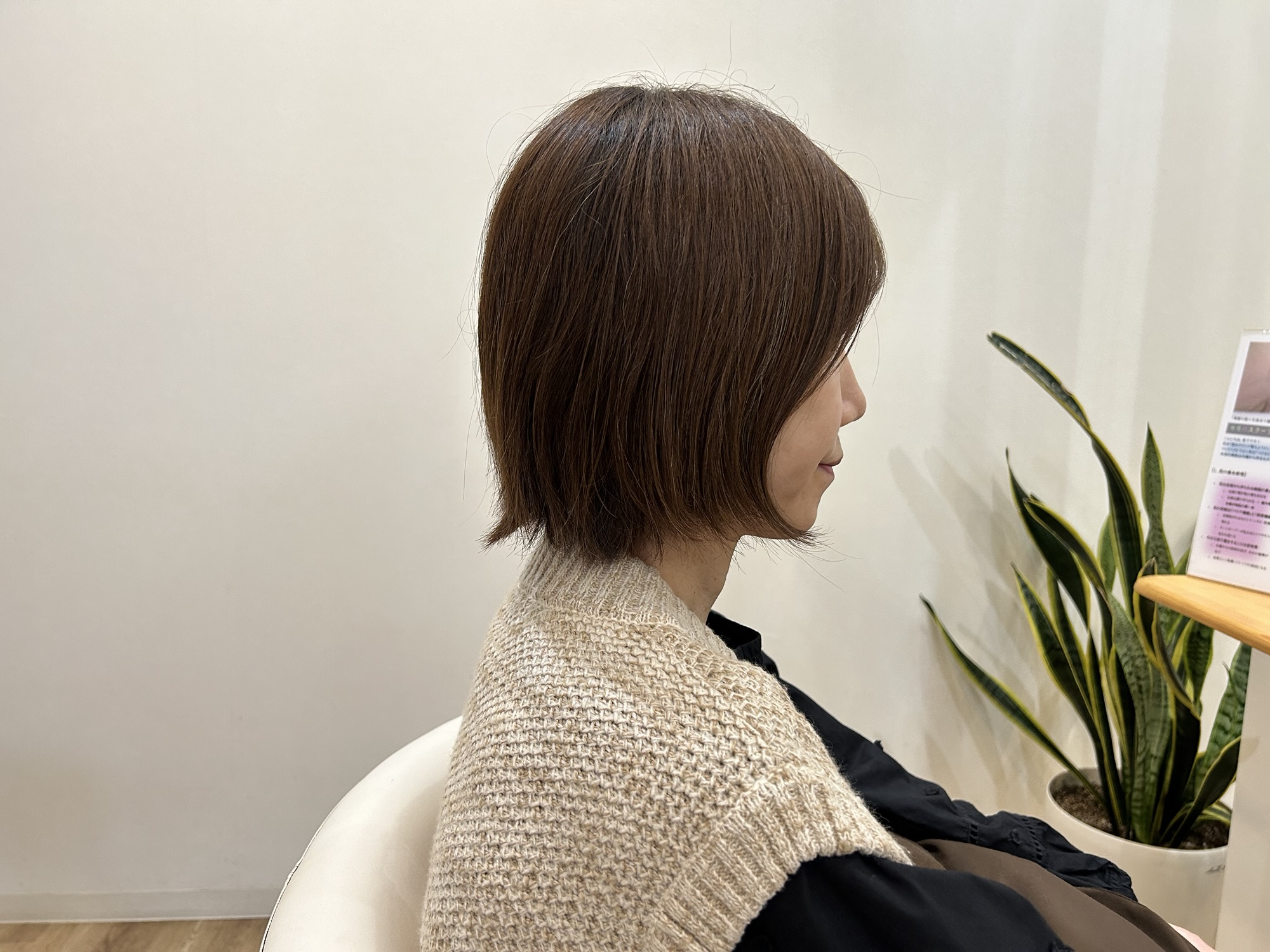 施術前の状態。肩に当たってハネやすく、後頭部が潰れて見えやすい伸びかけのボブ