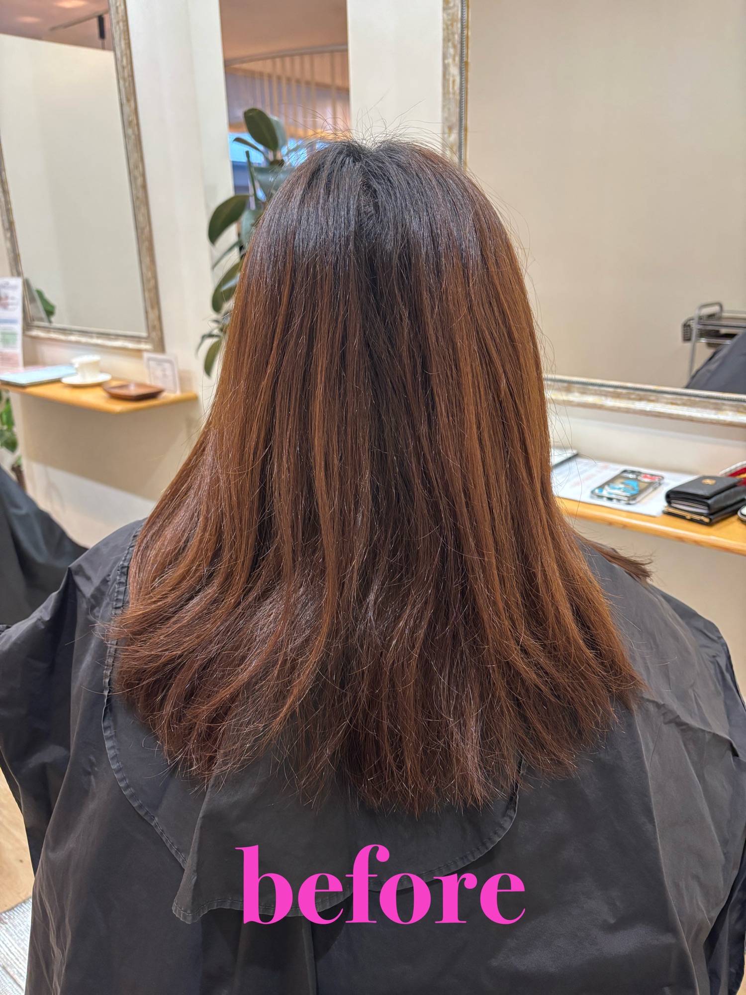 施術前の状態。冬の乾燥とくせ毛により、チリついて大きく広がってしまったお悩み
