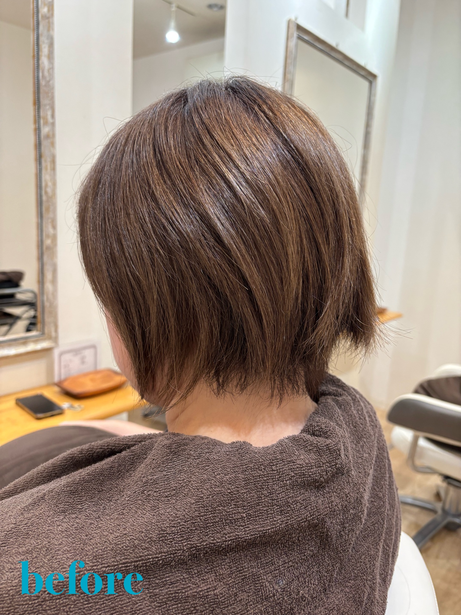 施術前の状態。夏の紫外線などのダメージにより、色が抜けてパサつきが気になる髪