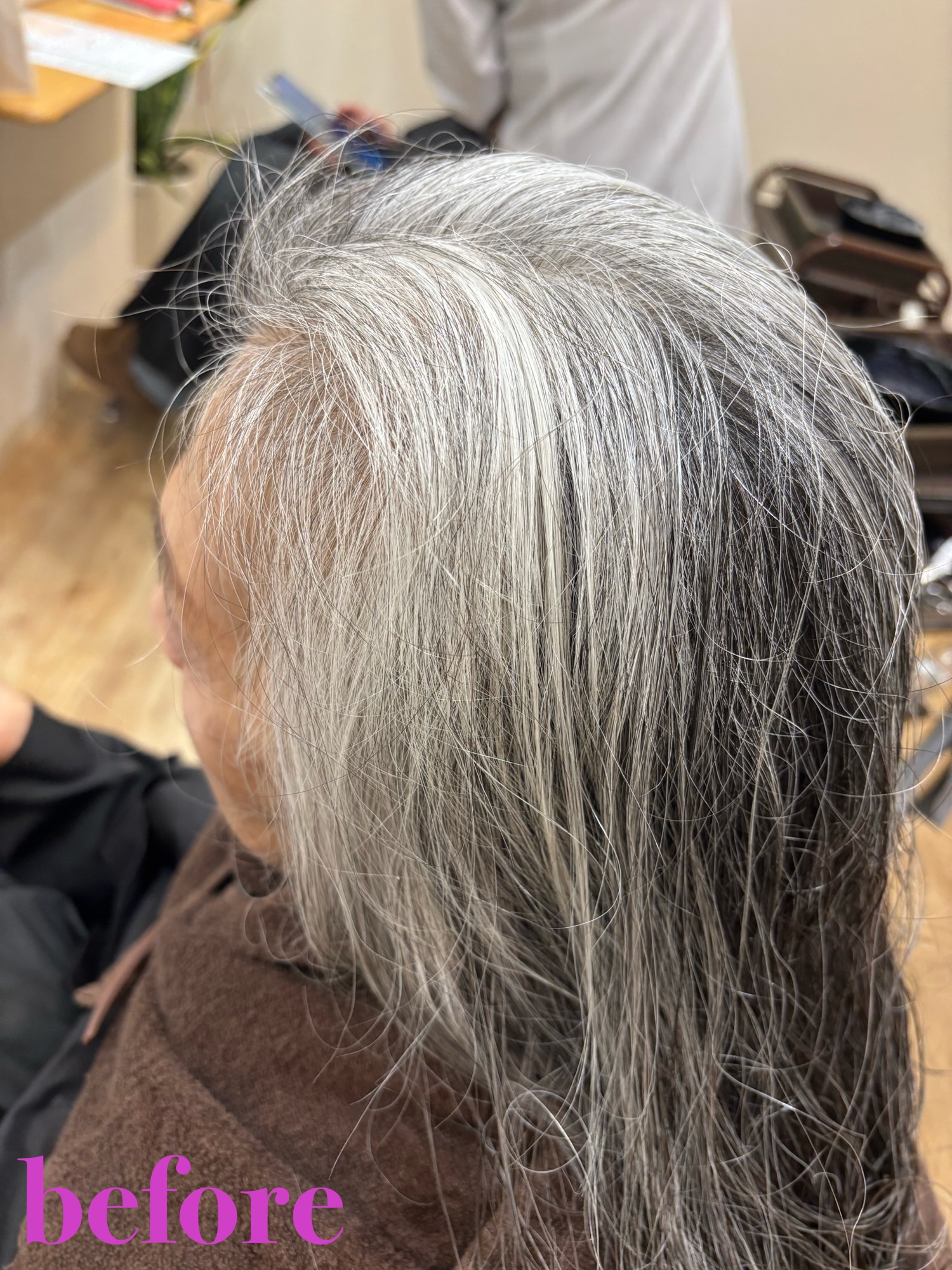 施術前の状態。白髪特有の黄ばみやパサつきがお悩みのお客様