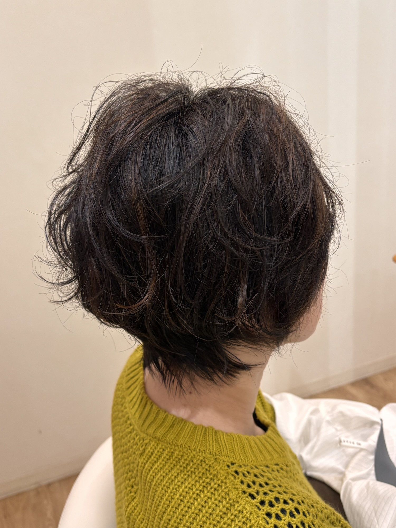 ゆるカールで立体感を出したハイライト＆ローライトのバックスタイル